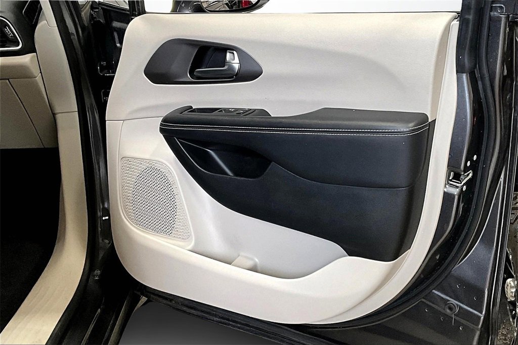 Used 2022 Chrysler Pacifica Touring-L image 26