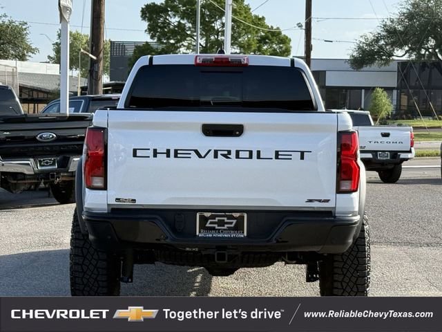 Used 2025 Chevrolet Colorado ZR2 w/ Technology Package AWD/4WD image 7