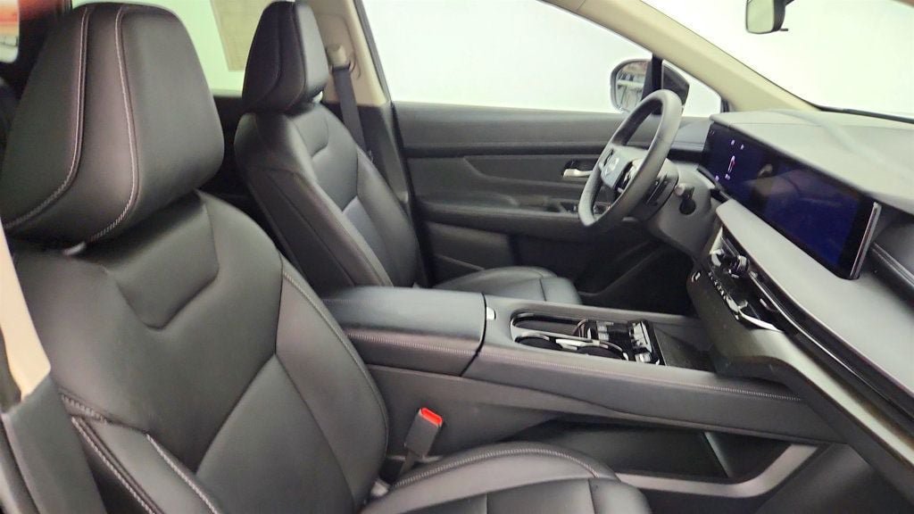 Used 2025 Nissan Murano SV AWD/4WD image 23