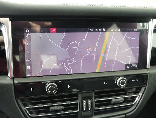 Used 2025 Porsche Macan image 32