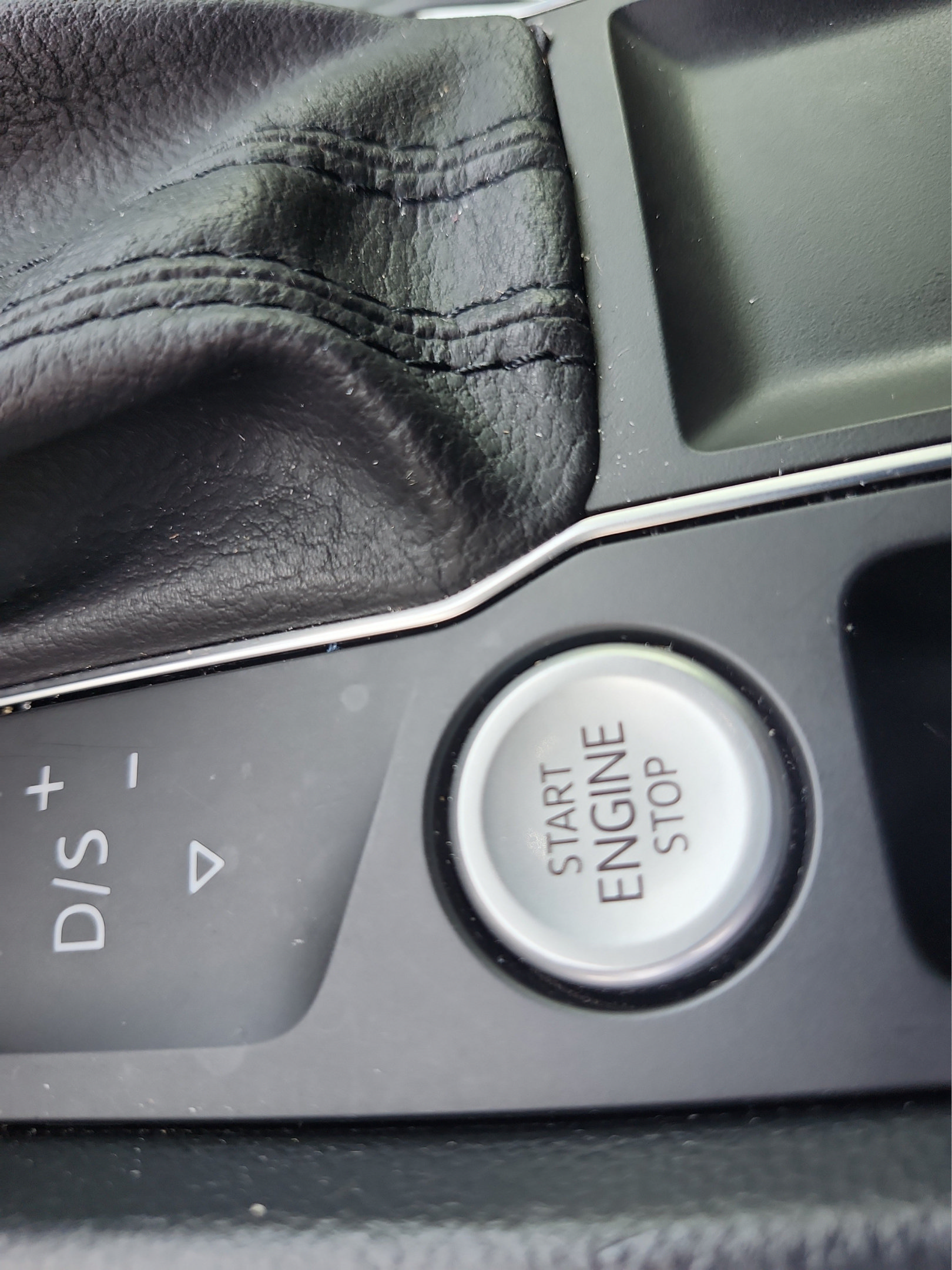 Used 2020 Volkswagen Atlas Cross Sport SE FWD image 25