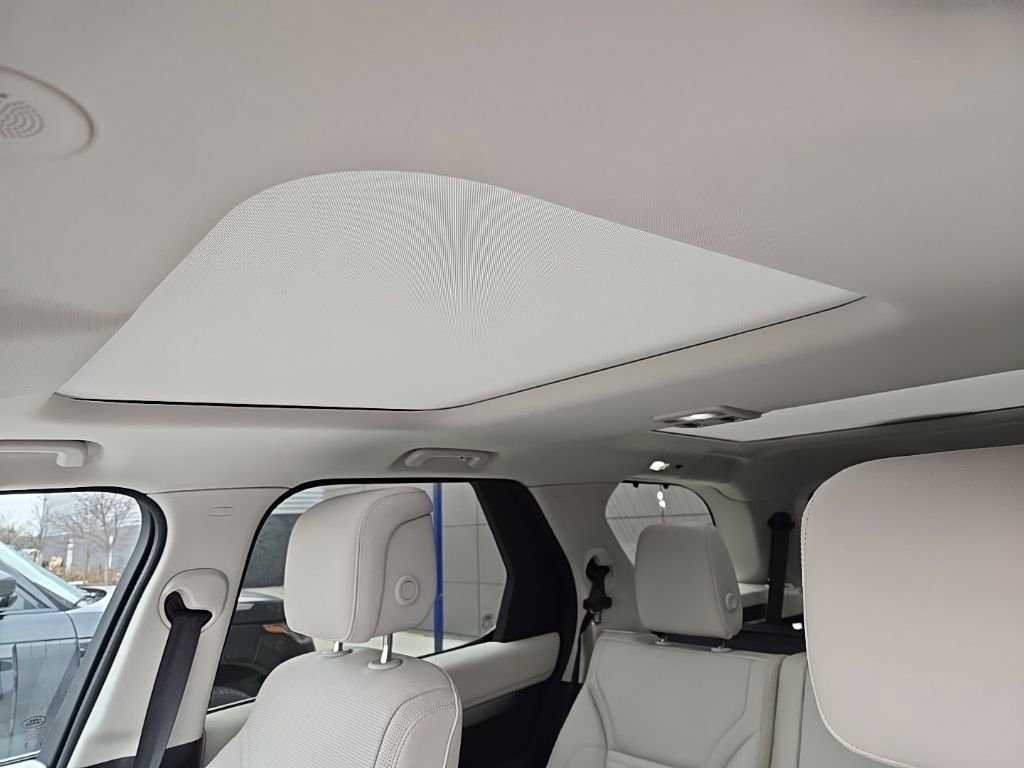 Used 2025 Land Rover Discovery Dynamic SE image 14