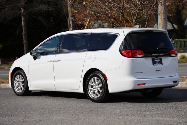 Used 2024 Chrysler Voyager LX image 2