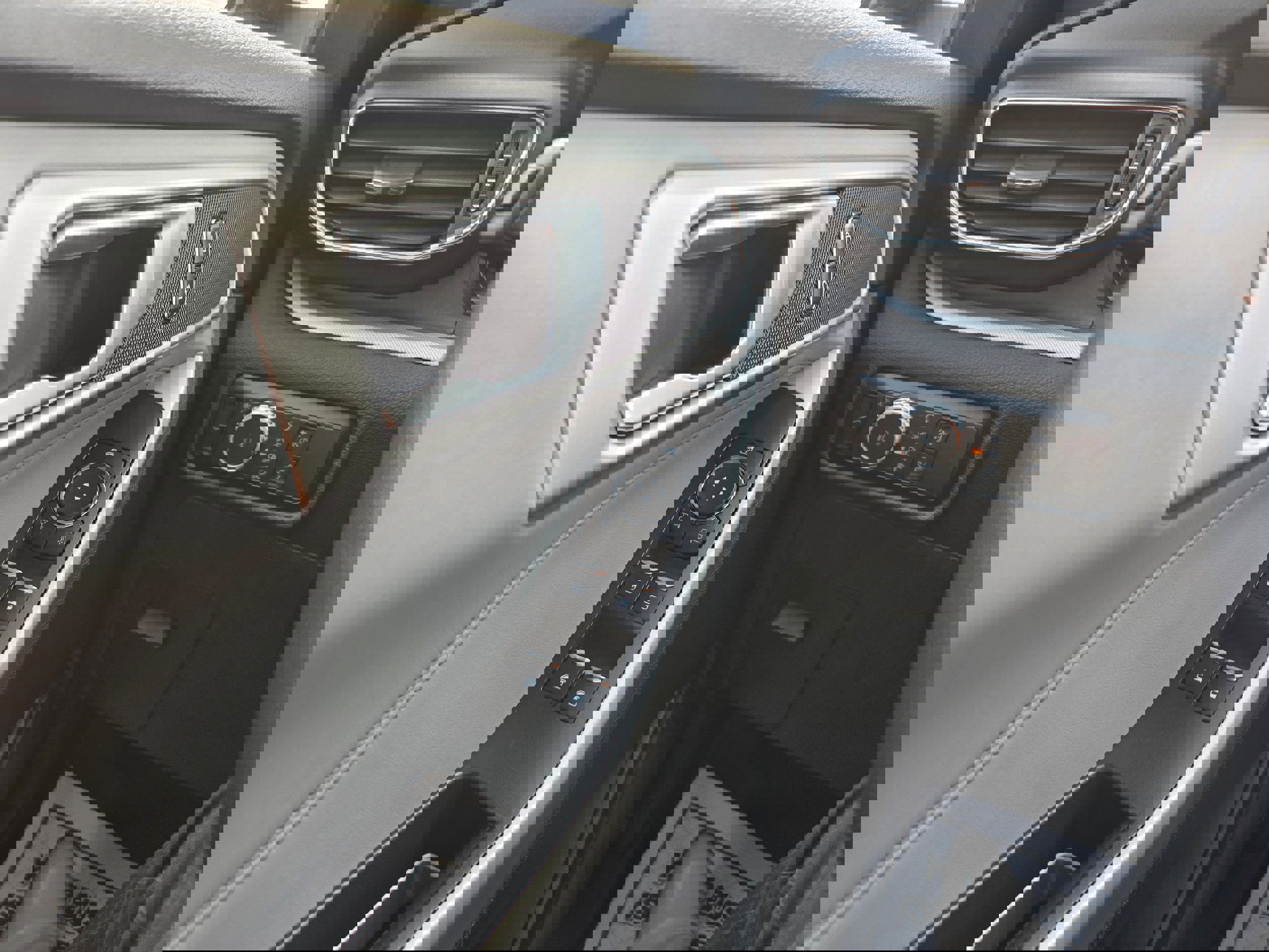 Used 2023 Ford Explorer XLT w/ Equipment Group 202A image 18