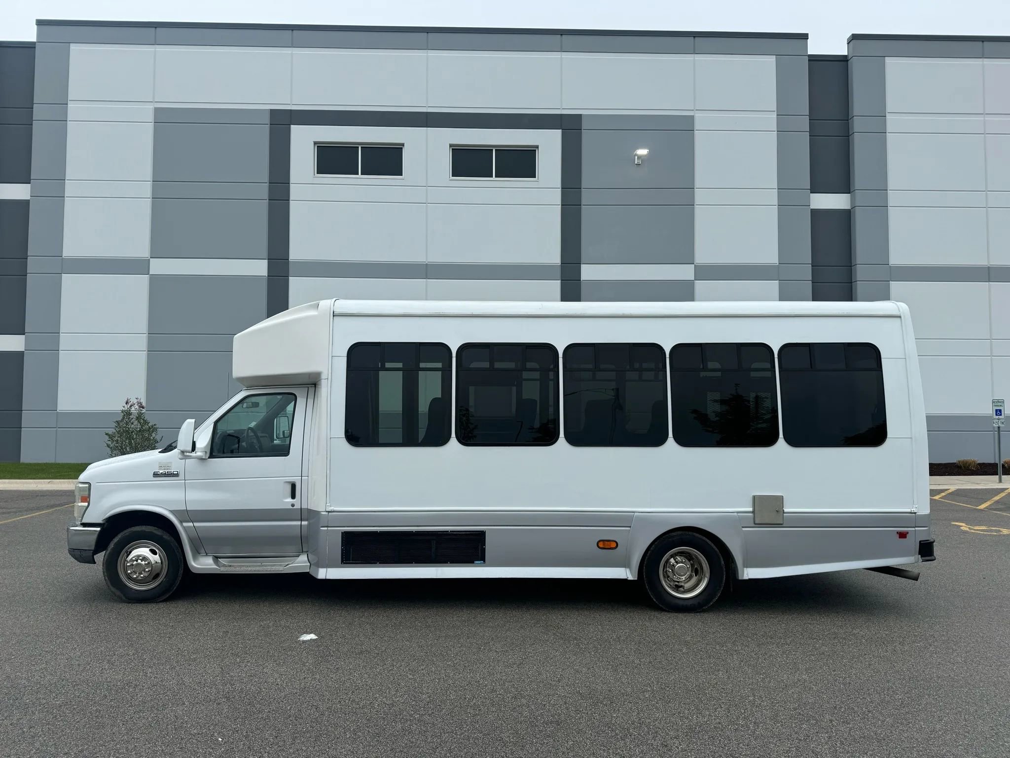 Used 2011 Ford E-450 and Econoline 450 Super Duty w/ Shuttle Bus Prep Pkg image 8