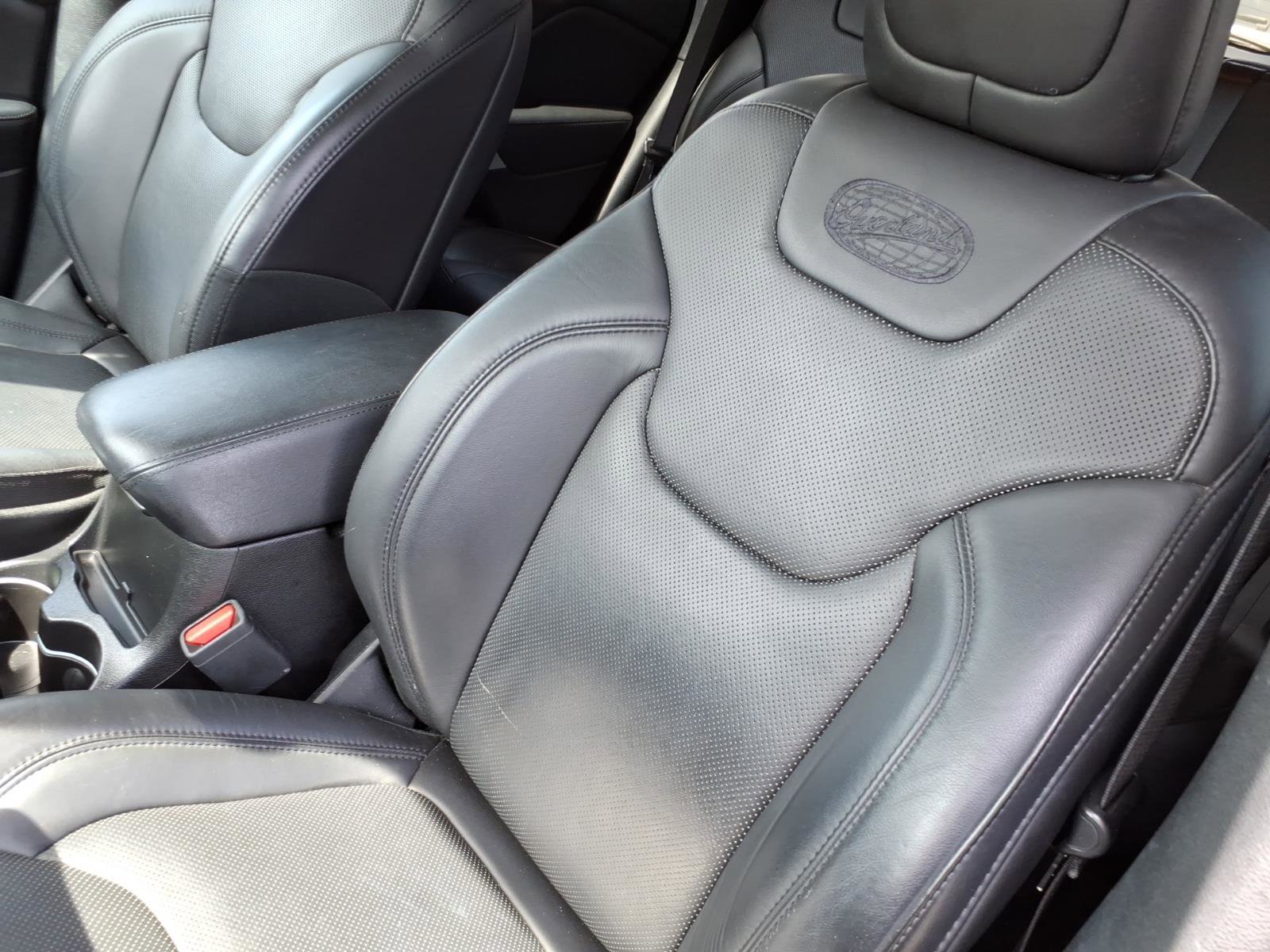 Used 2018 Jeep Cherokee Overland w/ Technology Group image 16