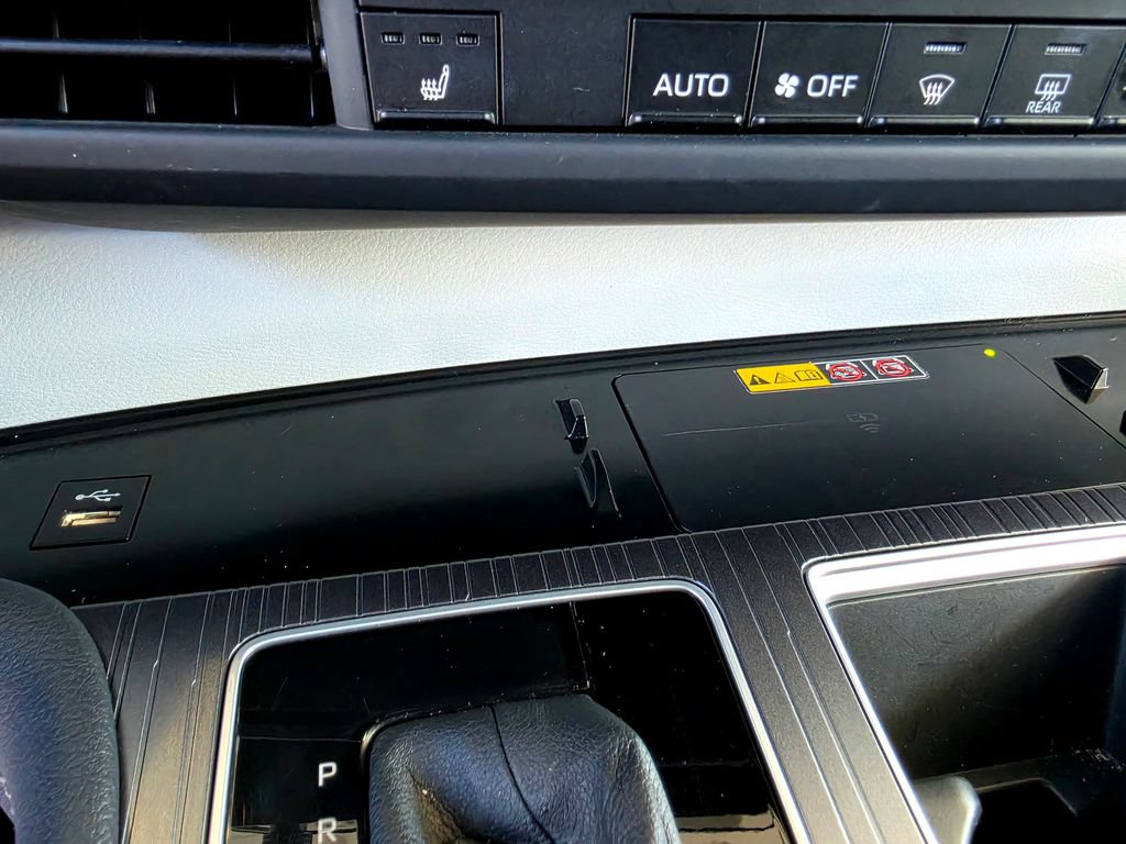 Used 2025 Toyota Sienna XLE FWD image 40