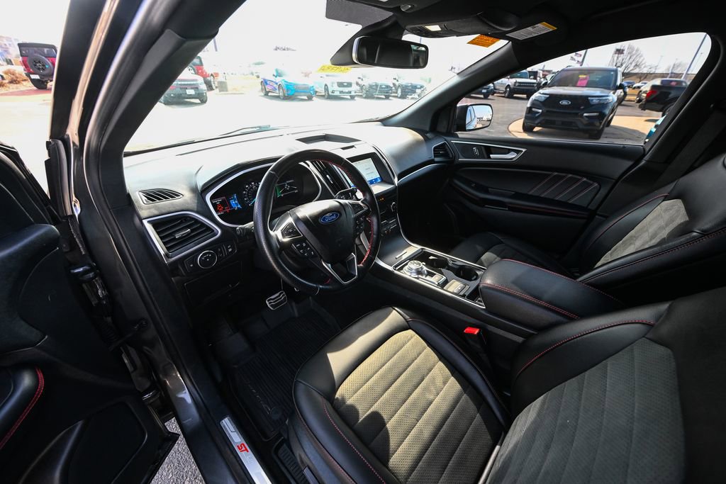 Used 2020 Ford Edge ST-Line w/ Cold Weather Package image 19