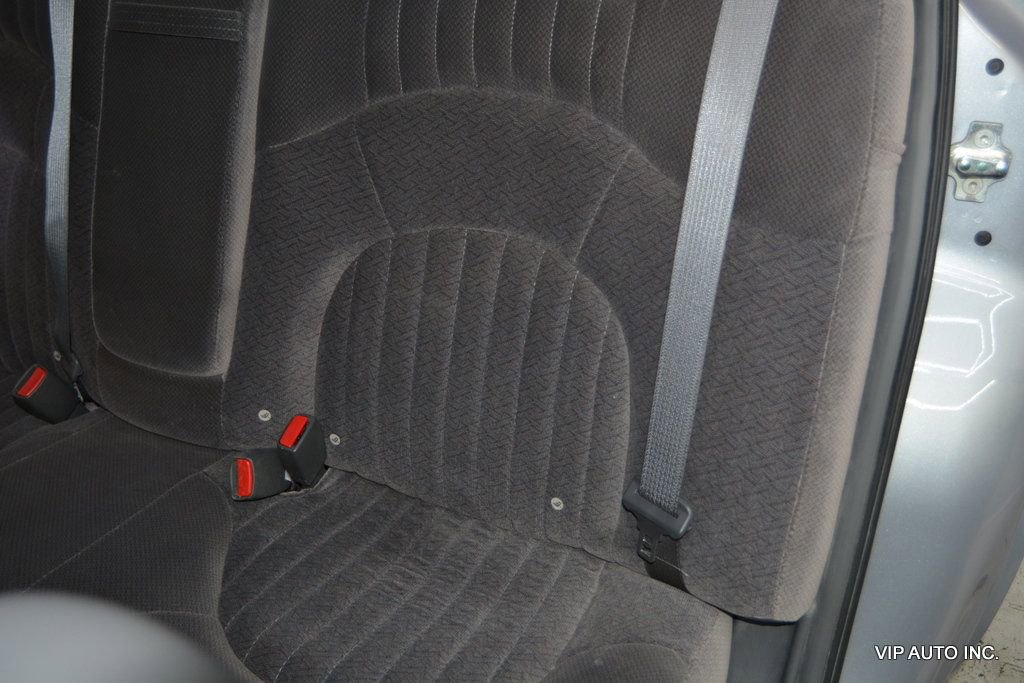 Used 2005 Pontiac Bonneville SE image 23