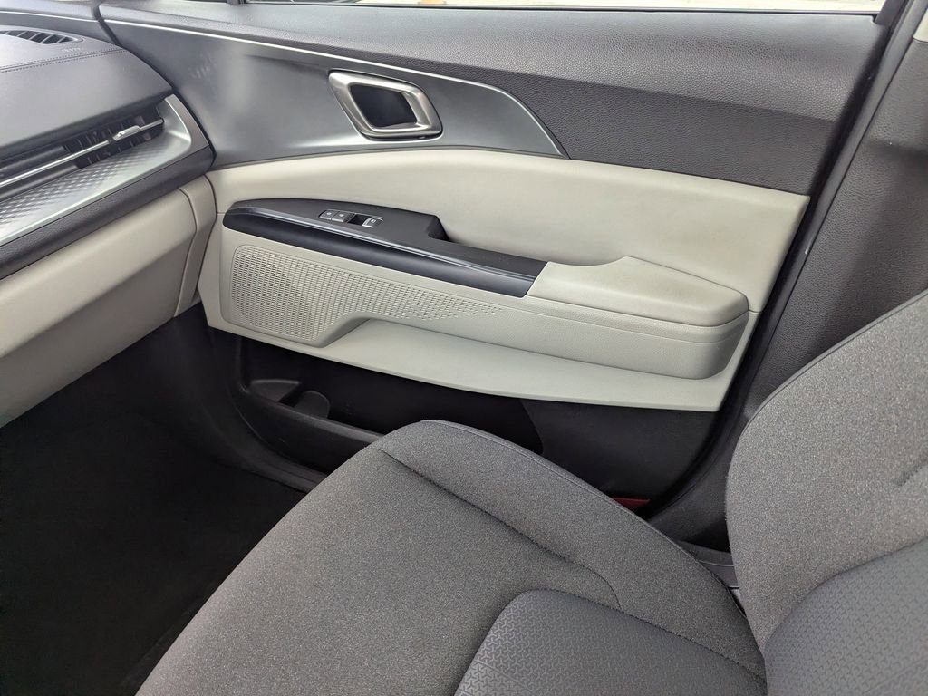 Certified 2024 Kia Carnival LX image 13