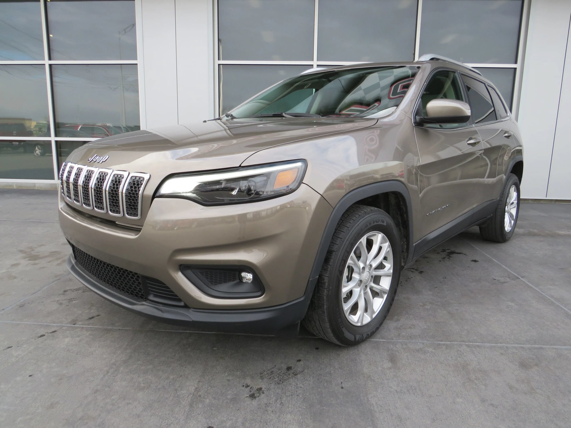 Used 2019 Jeep Cherokee Latitude w/ Popular Appearance Group FWD image 3