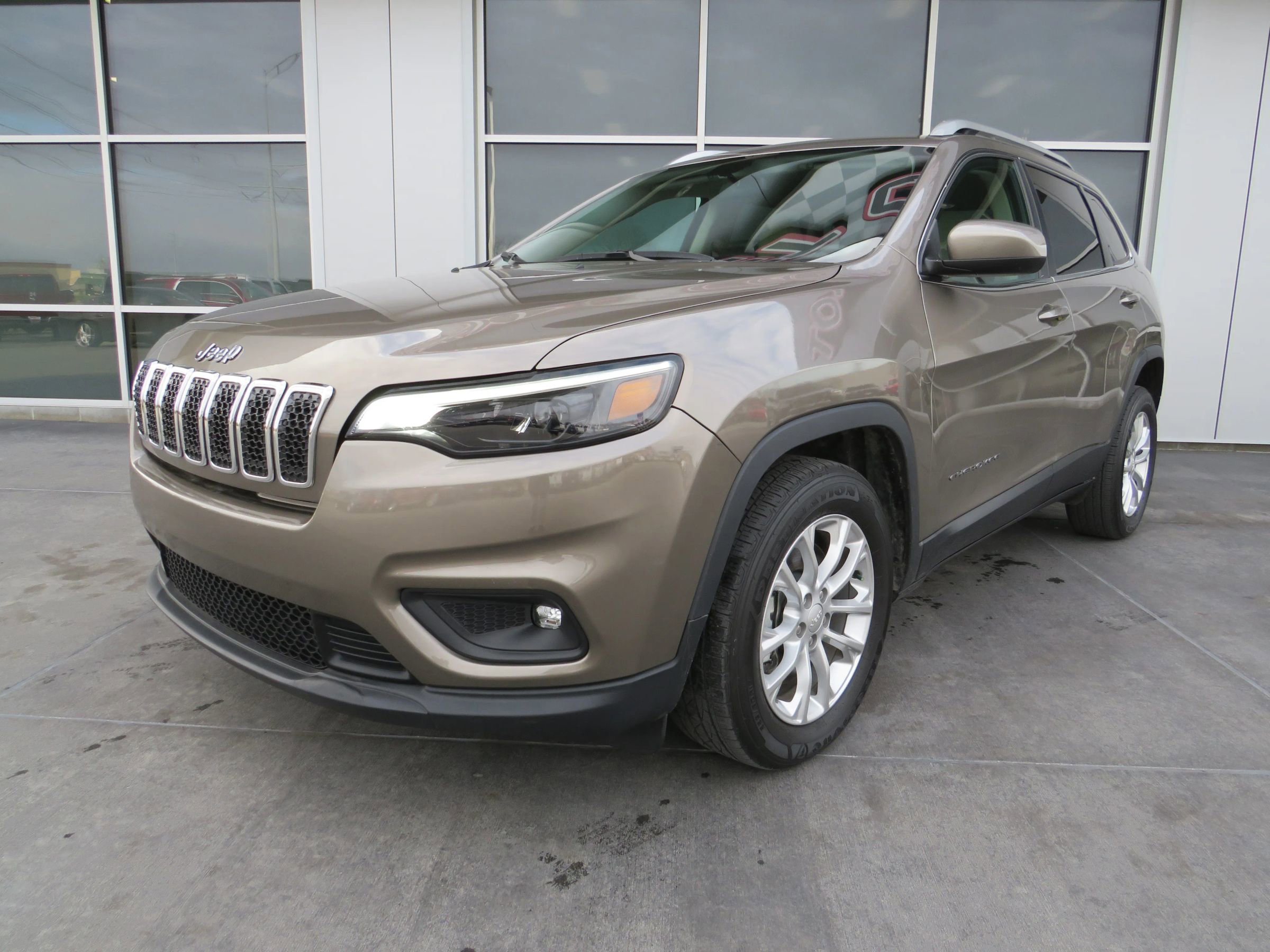 Used 2019 Jeep Cherokee Latitude w/ Popular Appearance Group image 3