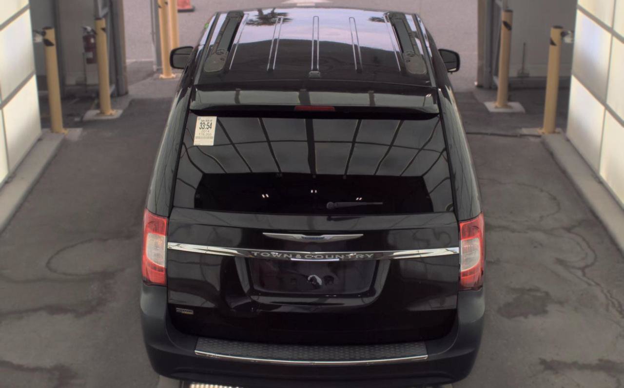 Used 2014 Chrysler Town & Country Touring FWD image 5