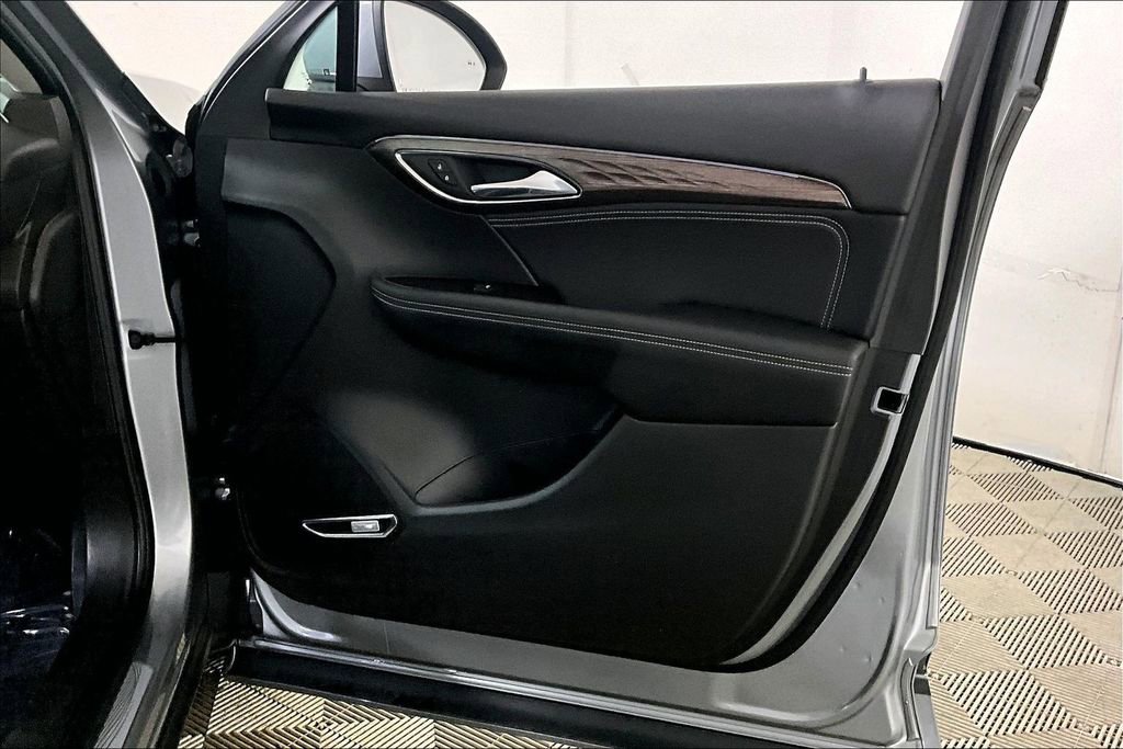 Used 2023 Buick Envision Avenir image 24