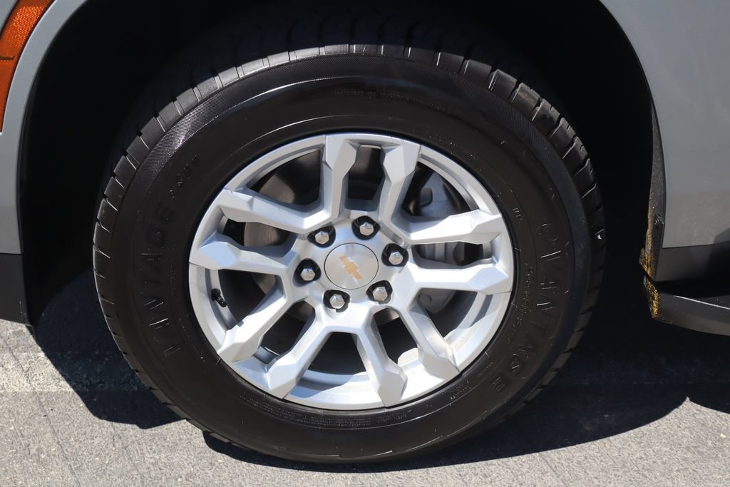 Used 2025 Chevrolet Suburban LT AWD/4WD image 14