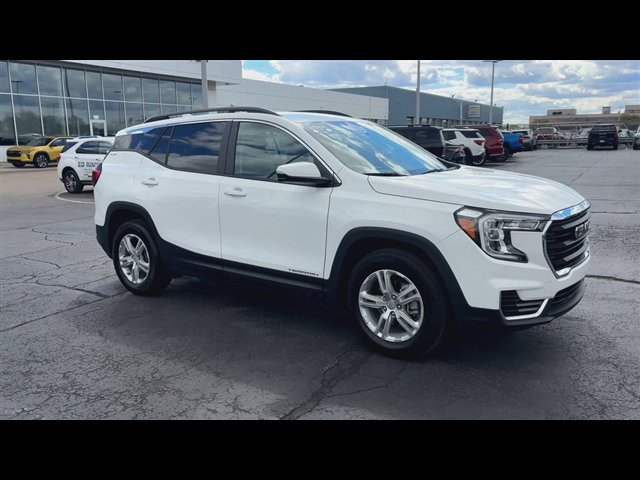 Used 2024 GMC Terrain SLE w/ Driver Convenience Package FWD image 2