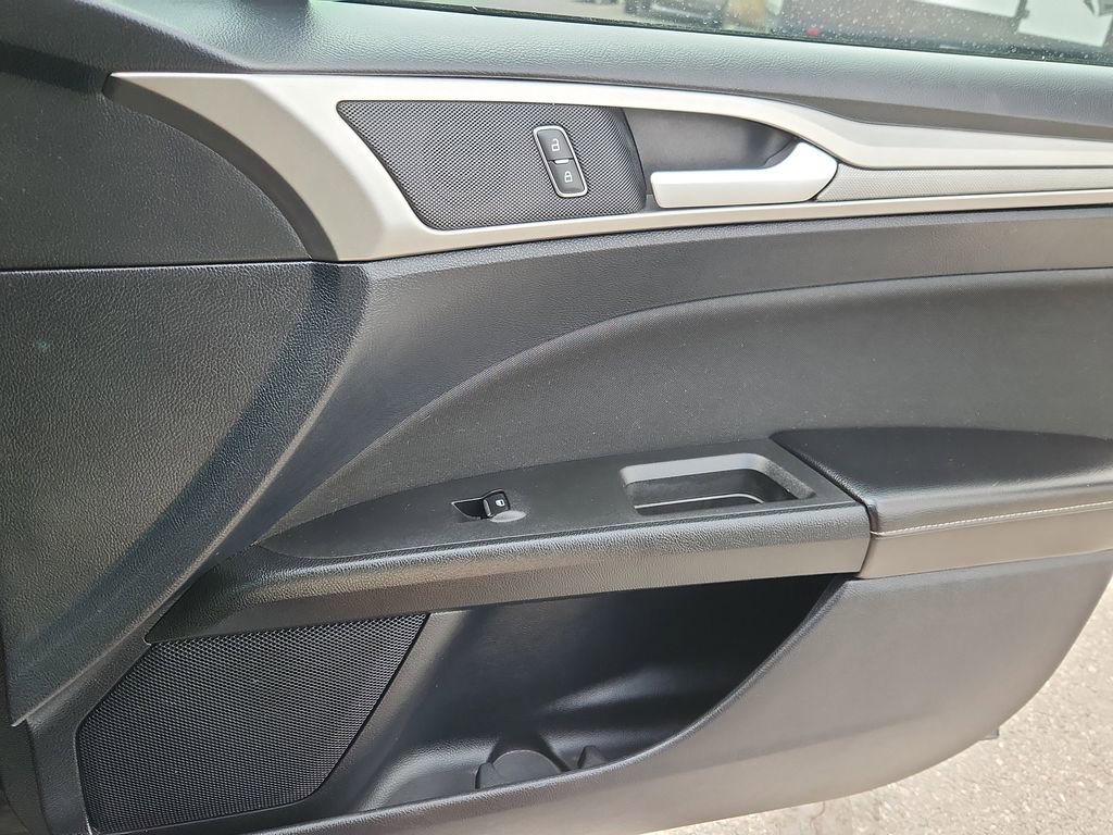 Used 2020 Ford Fusion SE FWD image 14