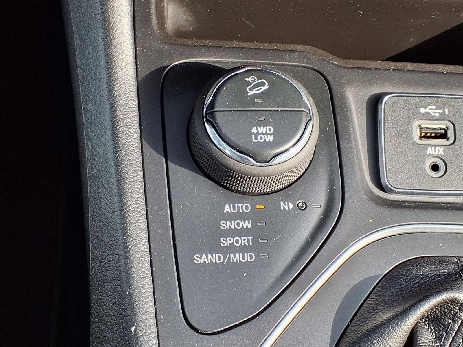 Used 2019 Jeep Cherokee Latitude Plus w/ Comfort/Convenience Group AWD/4WD image 12