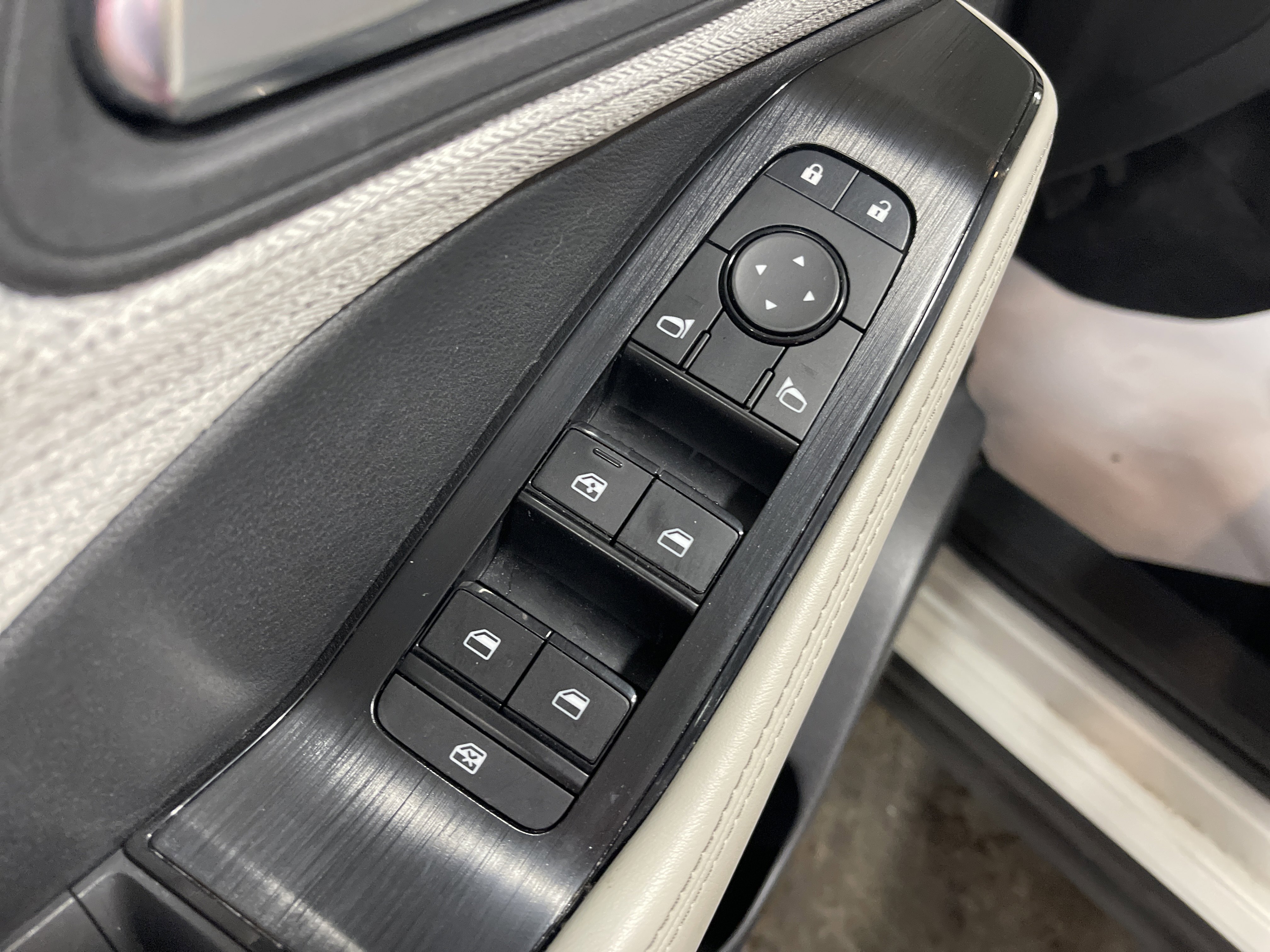 Used 2023 Nissan Rogue SV image 8