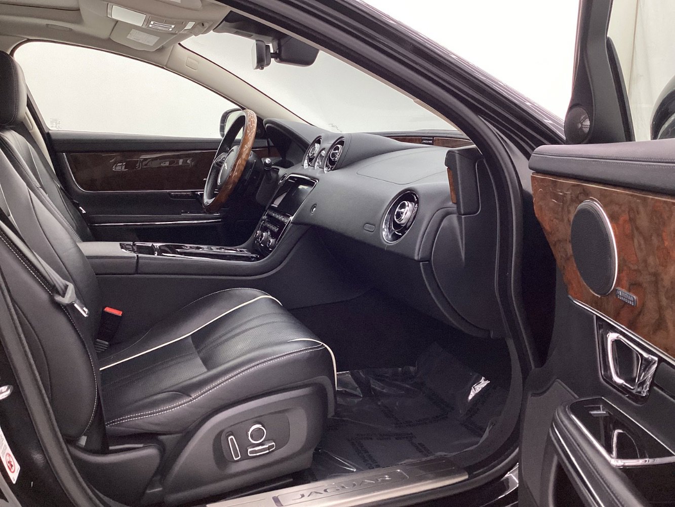 Used 2018 Jaguar XJ R-Sport image 15