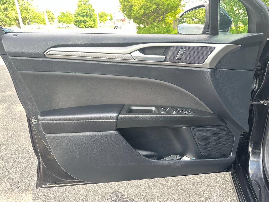 Used 2020 Ford Fusion SE FWD image 10