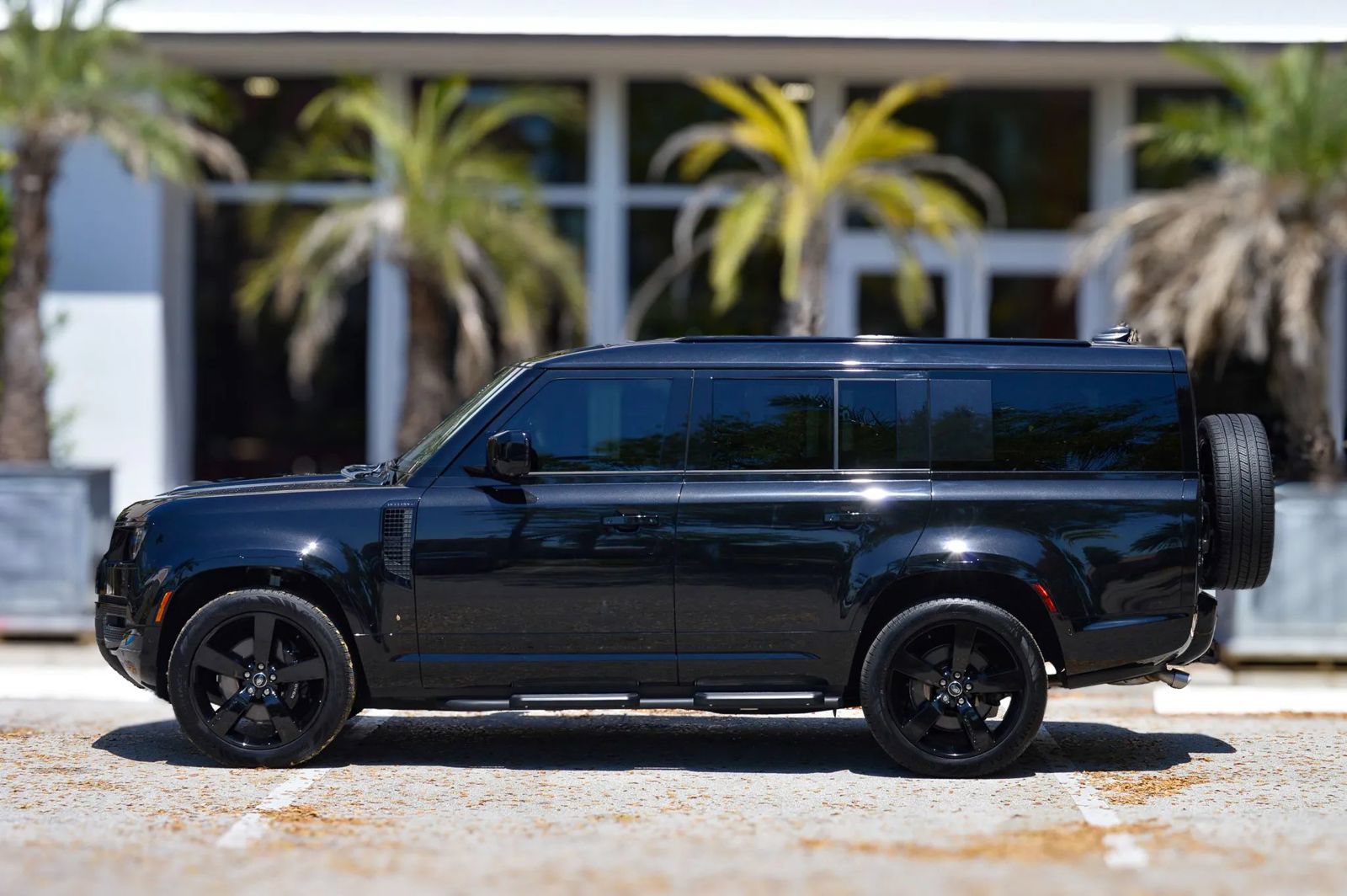 Used 2025 Land Rover Defender 130 V8 AWD/4WD image 4