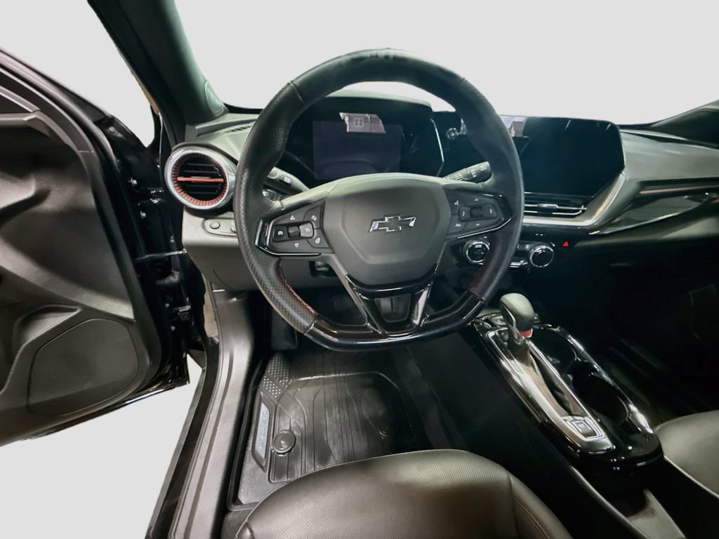 Used 2025 Chevrolet Trax RS w/ Sunroof Package FWD image 11