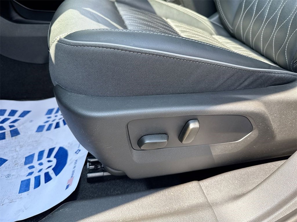 Used 2022 Buick Envision Avenir w/ Technology Package II image 12