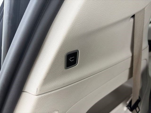 Used 2023 Chrysler Pacifica Touring-L FWD image 32