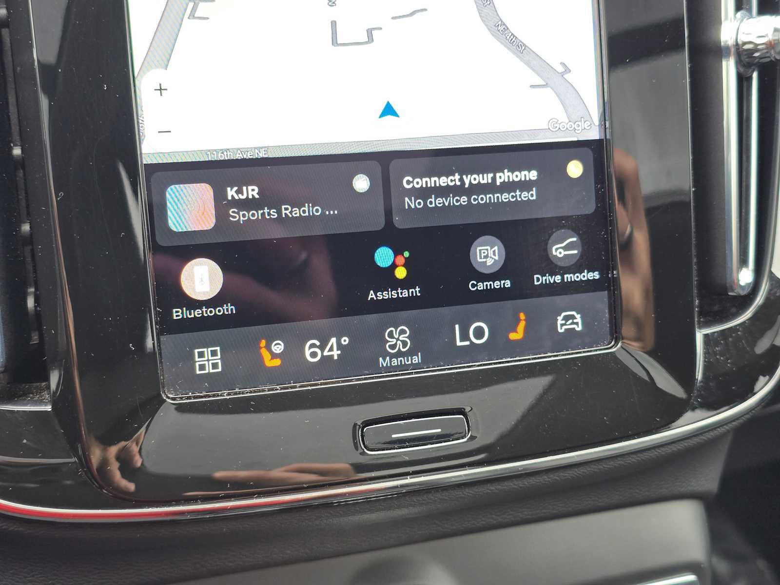 Certified 2025 Volvo XC40 B5 Plus AWD/4WD image 30