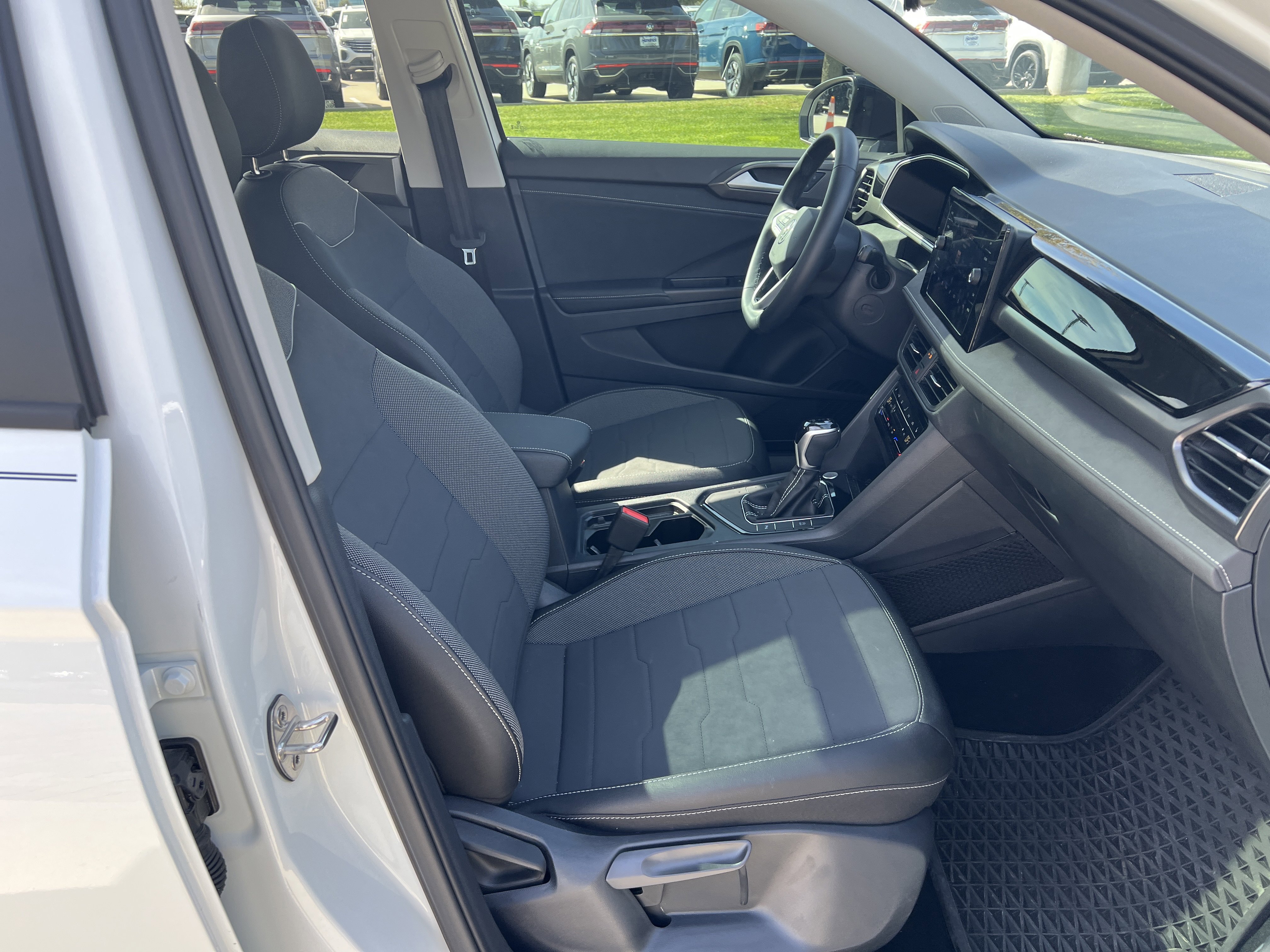 Certified 2025 Volkswagen Taos SE image 29