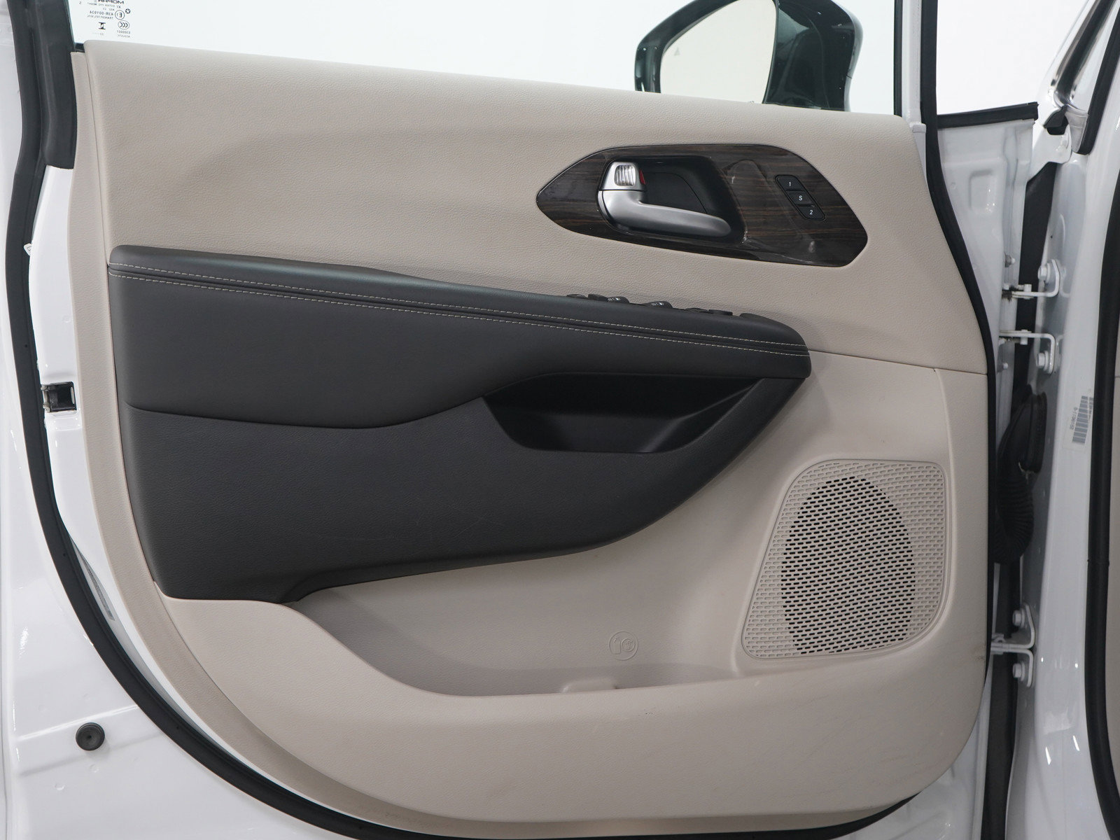 Used 2024 Chrysler Pacifica Limited image 21