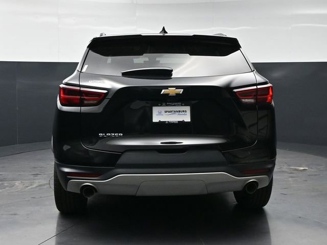 Used 2023 Chevrolet Blazer LT w/ Sound & Technology Package FWD image 2