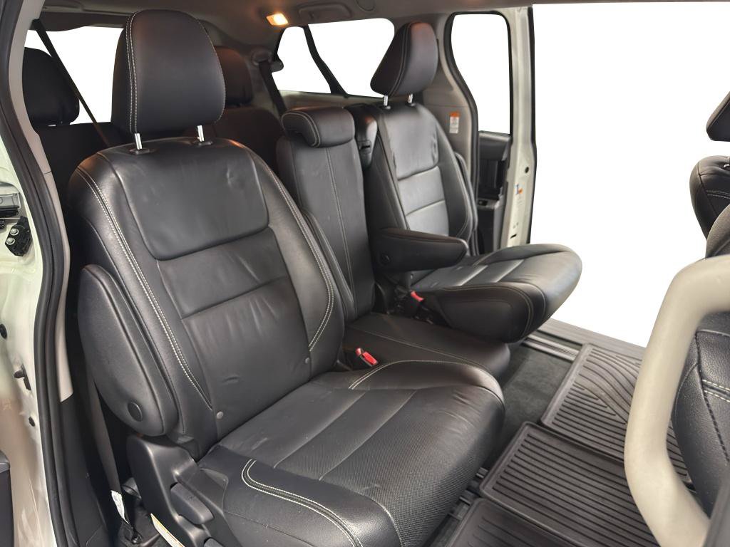 Used 2018 Toyota Sienna SE Premium FWD image 18
