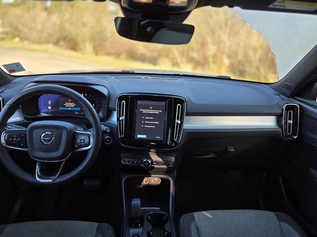 Used 2023 Volvo XC40 B5 Core image 19