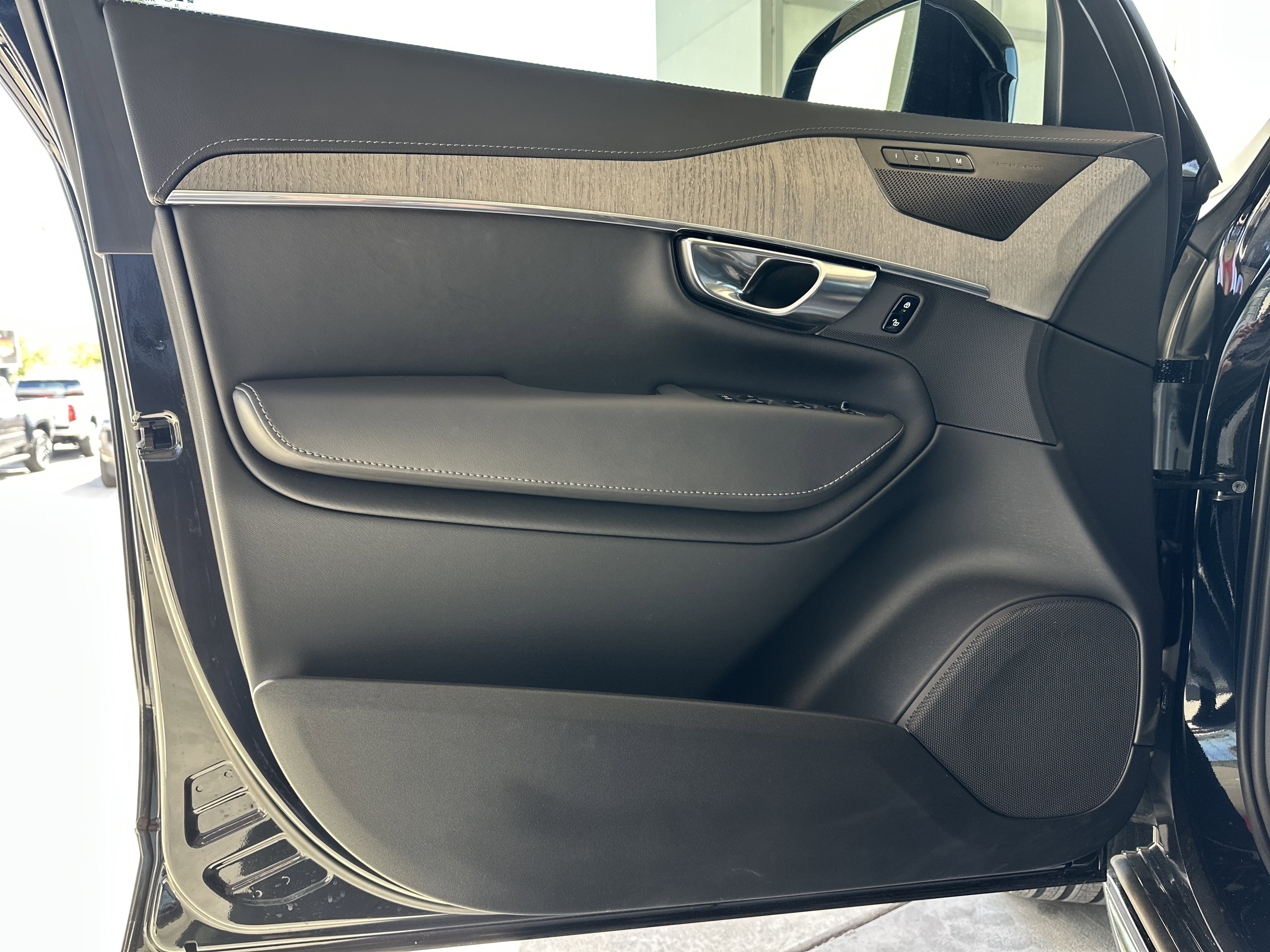 Used 2025 Volvo XC90 B6 Ultra w/ Protection Package Premier image 10