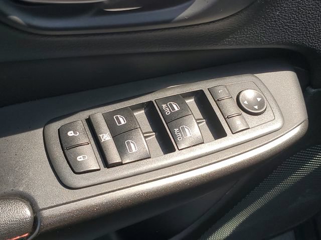 Used 2019 Jeep Cherokee Trailhawk w/ Comfort & Convenience Group AWD/4WD image 17