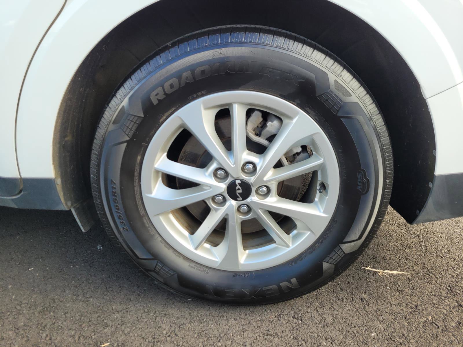 Used 2024 Kia Carnival LX image 9