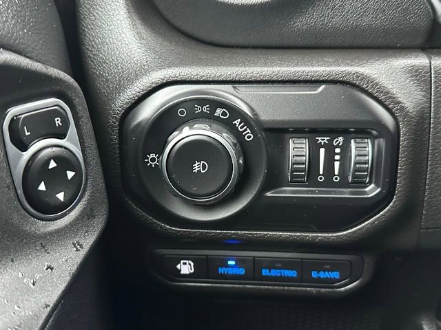 Used 2022 Jeep Wrangler Unlimited Sahara w/ Cold Weather Group image 19