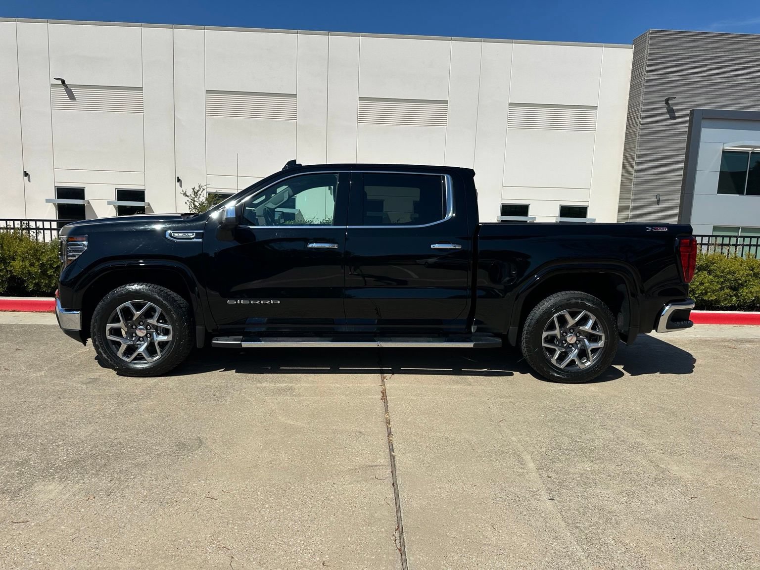 Used 2024 GMC Sierra 1500 SLT w/ SLT Premium Package AWD/4WD image 5