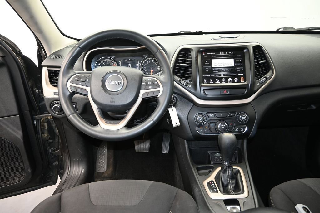 Used 2016 Jeep Cherokee Latitude FWD image 16