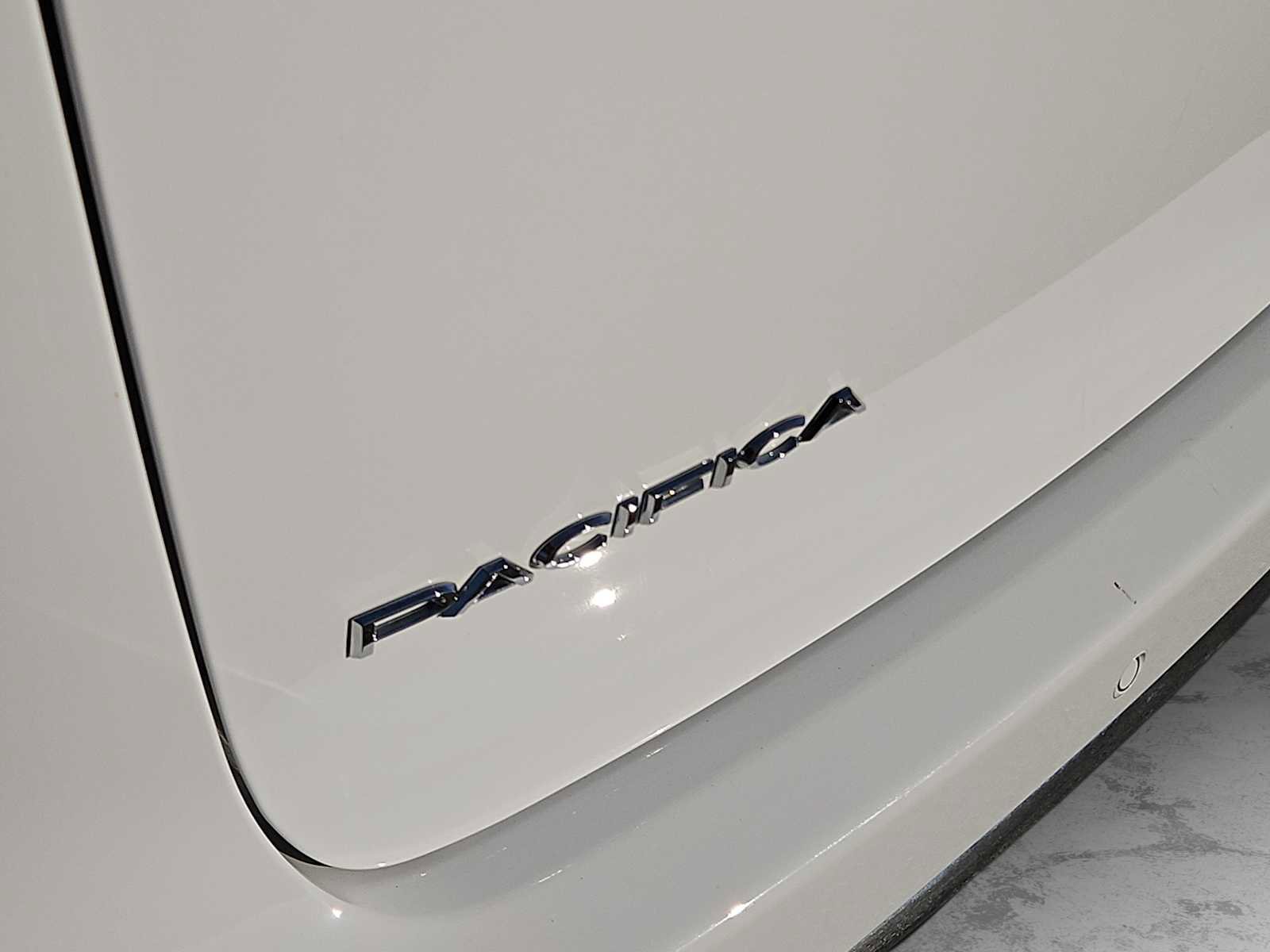 Used 2024 Chrysler Pacifica Touring-L image 11