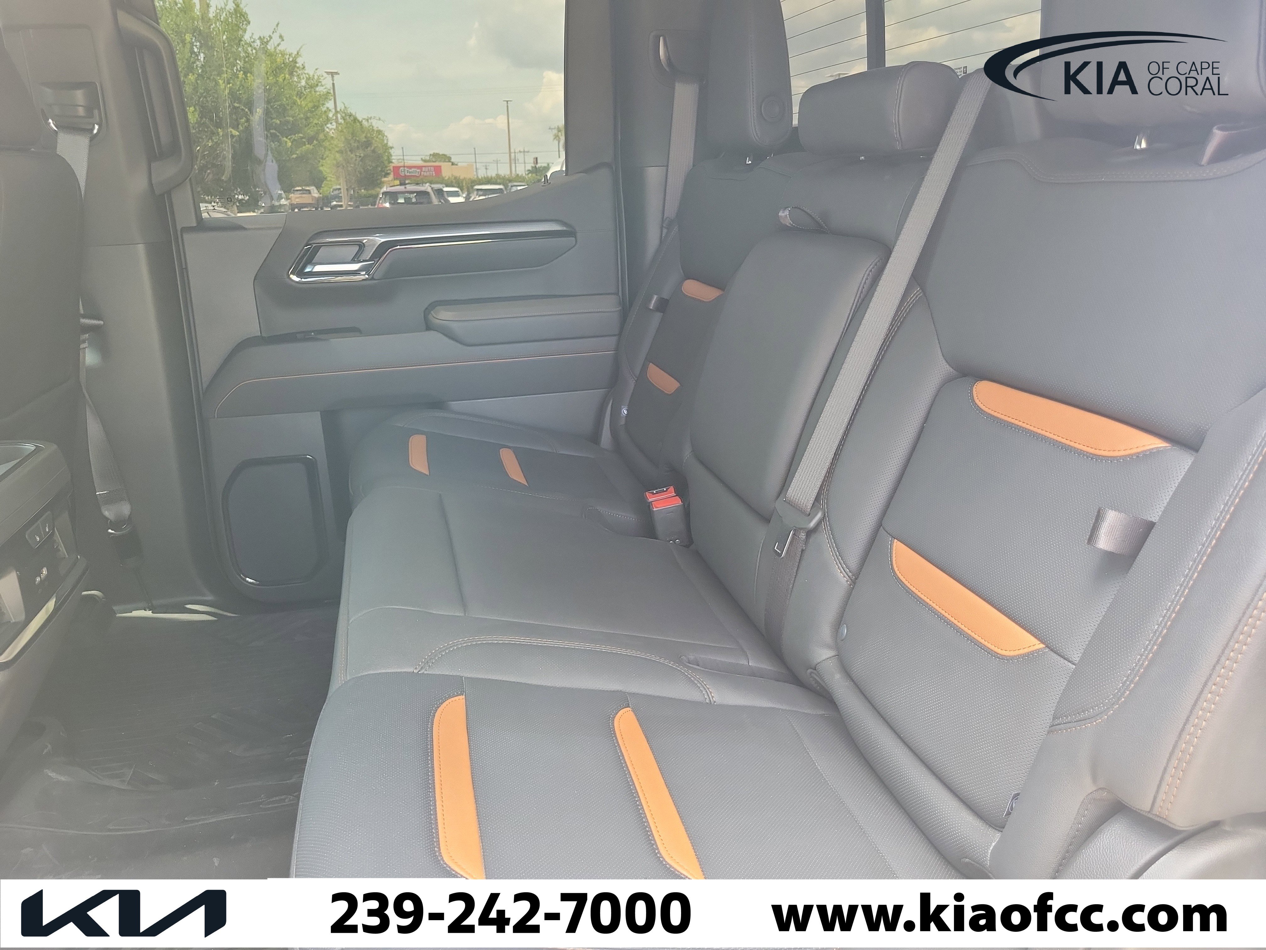 Used 2025 GMC Sierra 1500 AT4 w/ AT4 Premium Package AWD/4WD image 9
