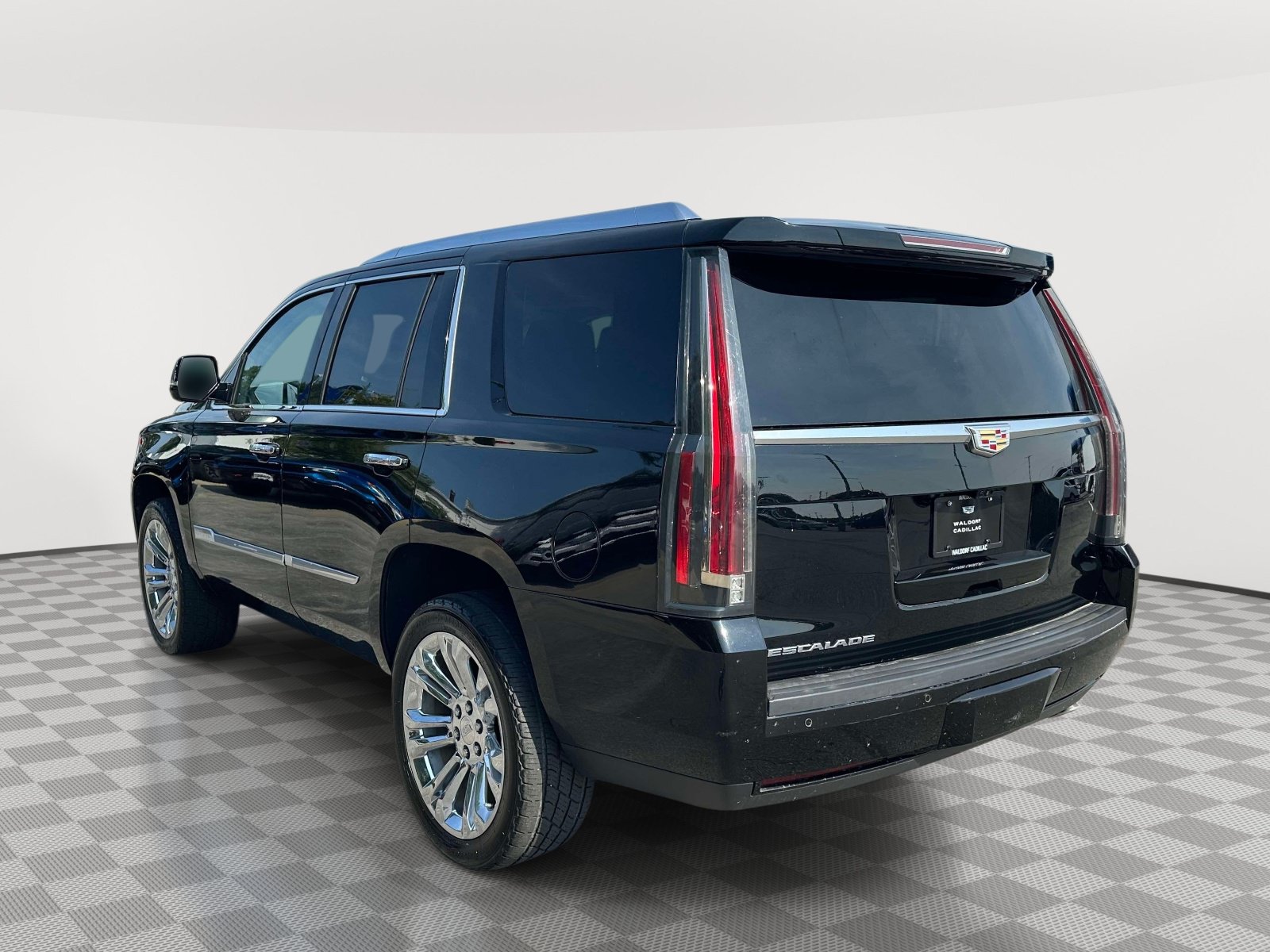 Used 2019 Cadillac Escalade Premium Luxury w/ LPO, Radiant Package AWD/4WD image 4