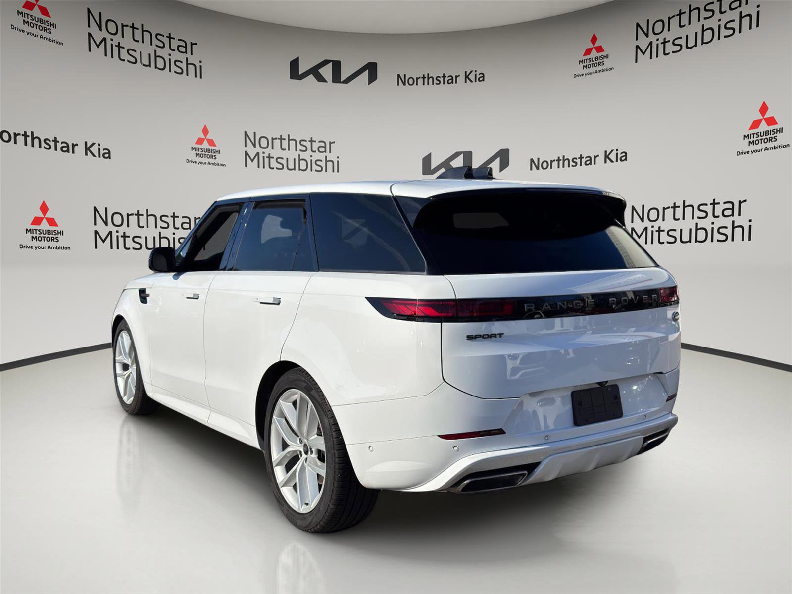 Used 2023 Land Rover Range Rover Sport SE Dynamic image 2