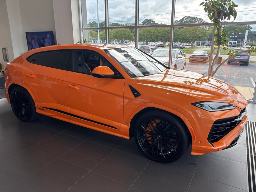 Used 2025 Lamborghini Urus SE AWD/4WD image 2