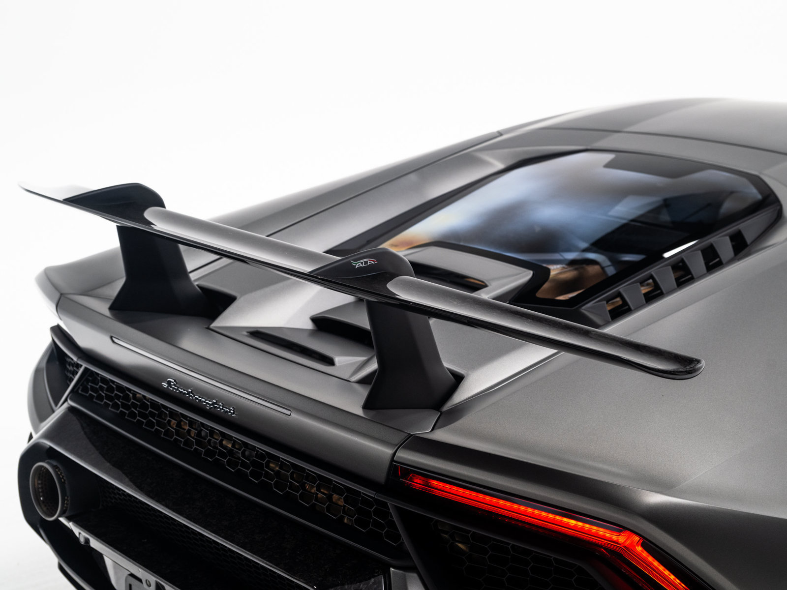 Used 2018 Lamborghini Huracan Performante AWD/4WD image 24