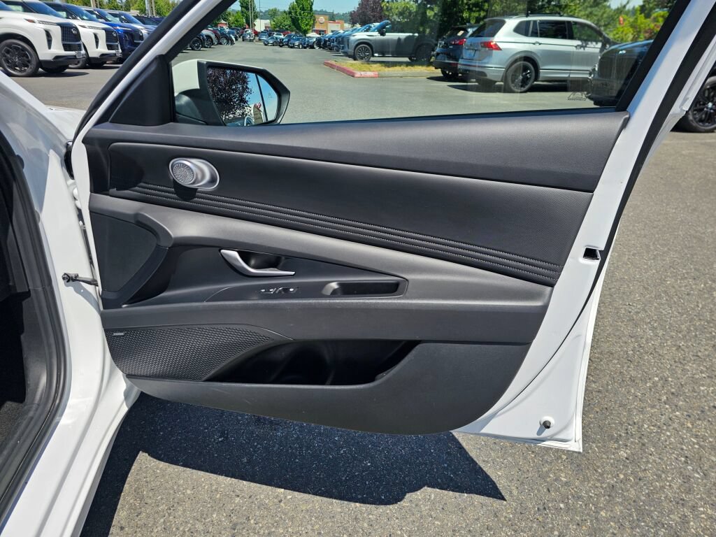 Used 2025 Hyundai Elantra Limited FWD image 10