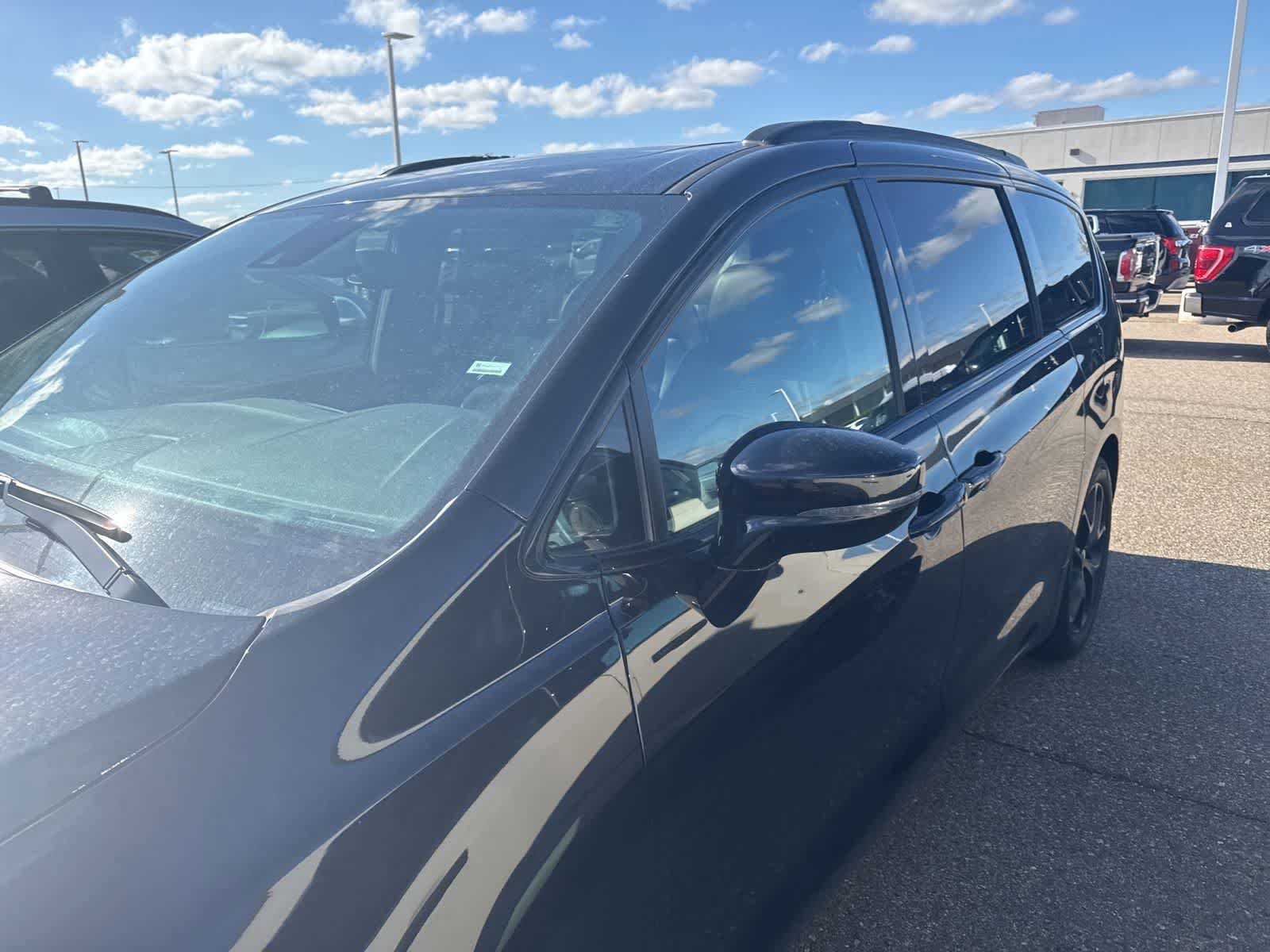 Used 2025 Chrysler Pacifica Limited FWD image 3
