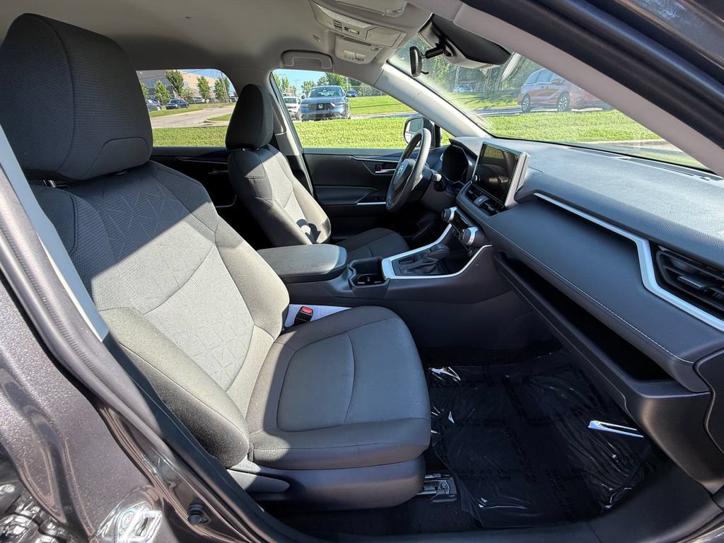Used 2025 Toyota RAV4 XLE FWD image 41